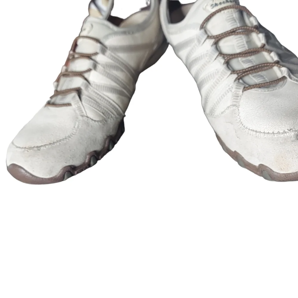 11 Skechers white‎ shoe